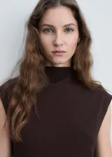 Vestido midi marrón de tejido fluido con textura, cuello perkins, manga corta y bajo asimétrico.