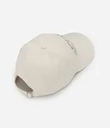 Gorra de sarga color crema con visera curva y bordado frontal con la palabra "ATHLETIC" en celeste y gris.