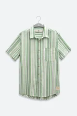 Camisa de manga corta con rayas verticales en tonos verde, blanco y gris. Tiene cuello clásico, bolsillo en el pecho y botones de coco.