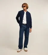 Campera bomber marrón de terciopelo pana con cuello redondo, cierre con botones a presión, bolsillos laterales, puños y cintura elastizados.