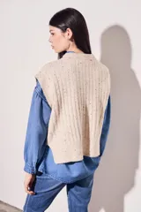 Chaleco de punto beige melange, calce al cuerpo, con diseño texturizado y sin mangas.