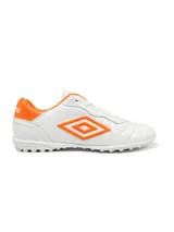 Championes de fútbol Umbro Touch TF, color blanco con detalles en naranja. Capellada de PU, forro de poliéster, suela de caucho y plantilla de poliéster.