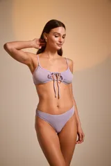 Top de bikini color lila con textura arrugada, tirantes finos y lazo ajustable en el centro del busto.