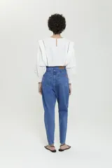 Jean slouchy azul de tiro alto, con pinzas en la cadera, bolsillos delanteros y largo al tobillo.