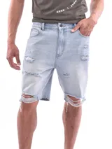 Bermuda de denim celeste con detalles desgastados y rotos en la parte frontal.
