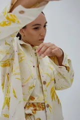 Chaqueta sobrecamisa de lino con estampado floral, bolsillos plaqué y cuello clásico.