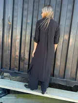 Sobrecamisa maxi negra de viscosa con tajos laterales y mangas 3/4.