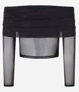Blusa negra con escote hombro a hombro y mangas largas de tul transparente.