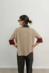 Sweater combinado escote en Ve 100% lambswool italiano. Tiene un fit holgado acentuado por los tajos laterales y mangas al codo.