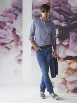 Camisa azul de lino con botones blancos, manga larga y bolsillo en el pecho.