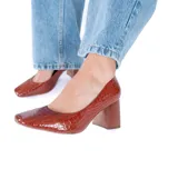 Zapatos de tacón color caramelo con efecto texturizado, de punta cuadrada y tacón bloque de 7 cm.