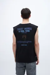 Musculosa negra sin mangas con cuello redondo y estampado con texto en el frente y la espalda.