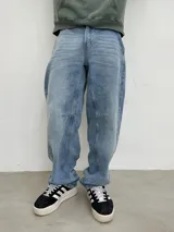 Pantalón de jean celeste, corte balloon, con detalles de costuras en las rodillas.