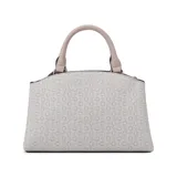 Cartera Guess modelo Easley, tamaño pequeño, color blanco con estampado del logo de la marca en gris. Tiene doble asa de mano color beige, correa de hombro ajustable y extraíble, y herrajes dorados. Incluye un dije con forma de candado con el logo de la marca.