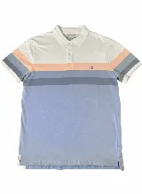 Chomba de hombre con cuello polo y manga corta. Diseño a rayas horizontales en tonos blanco, celeste, gris y naranja. Logo bordado en el pecho.