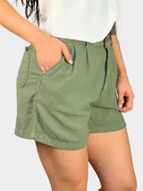 Short azul de lino con cintura elastizada, bolsillos laterales y trasero.