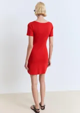 Vestido corto rojo de punto fino con escote de pico y detalle de lazo.