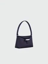 Bolso hobo pequeño Longchamp Le Roseau, color negro, con asa corta para llevar al hombro y cierre con broche metálico plateado.