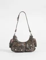 Cartera de hombro marrón con textura craquelada, múltiples bolsillos externos con cierre y hebilla decorativa.