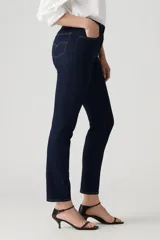 Jeans de tiro alto color azul oscuro, con diseño de pierna recta y ajuste en cadera y muslos.