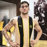 Musculosa de básquet Puma del Club Atlético Peñarol, modelo Third. Diseño amarillo con detalles en negro y logo de Puma en el frente.