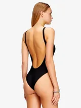 Malla enteriza negra con breteles finos y escote redondo. Logo de la marca en el centro del pecho.