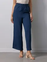 Pantalón de pierna ancha color azul marino, con pretina ancha elastizada.
