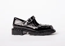 Zapatos Mary Jane color marrón con textura de cocodrilo, hebilla dorada y suela track.