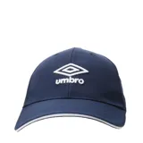 Gorra de béisbol azul marino con visera curva y ribete blanco. Logotipo de Umbro bordado en blanco en el frente.
