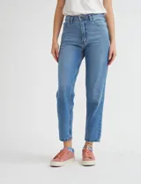 Pantalón de jean celeste, corte recto, tiro alto y largo a la pantorrilla.