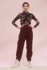 Pantalón de tiro alto color borgoña, con presillas en la cintura, bolsillos laterales con tapa y pinzas a la altura de la rodilla.