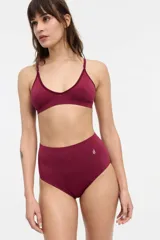 Soutien triangular color beige, sin aro ni relleno, de microfibra seamless con breteles regulables.