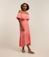 Vestido midi color salmón, con escote hombro a hombro con volados, corte recto y ruedo asimétrico con volados.
