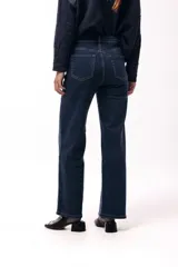 Jean de corte recto en color azul oscuro, con diseño de rayas verticales formadas por pequeños apliques brillantes a lo largo de toda la prenda.