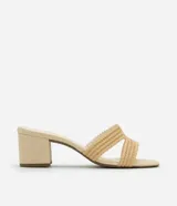 Sandalia mule color beige con puntera redonda, tira ancha en forma de H con efecto ráfia y tacón bloque mediano.
