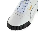 Championes Puma Carina 2.0 negros con detalles en blanco, cordones y logo de la marca en el lateral.