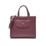 Cartera estructurada mediana de material símil cuero color bordó, con doble manija fija y correa larga regulable y desmontable. Presenta solapa frontal con botón imantado y cierre superior con cremallera metálica.