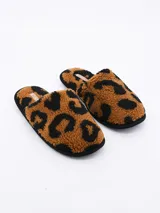 Pantuflas cerradas con estampado animal print en tonos marrón y negro.