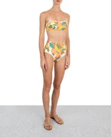 Calzón de bikini de tiro alto con estampado floral en tonos naranja, verde, amarillo y celeste. Tiene cintura alta con cobertura total y ribete blanco.