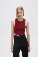 Top blanco de morley, corte crop y breteles anchos.