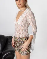 Minifalda con estampado de camuflaje en tonos marrones y verdes.