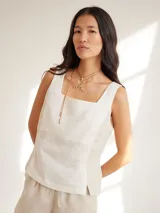 Musculosa color crema de lino con escote cuadrado y costadillos a contratono.