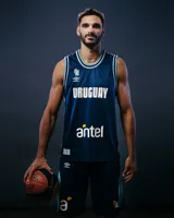 Camiseta de básquet Umbro de la selección uruguaya, modelo alternativo. Diseño azul con detalles celestes y blancos. Incluye logo de Umbro, escudo de Uruguay y sponsor Antel en el frente.