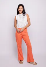 Pantalón oxford en color naranja, confeccionado en lino y viscosa, con bolsillos falsos.