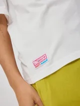 Remera amarilla de algodón con corte oversized y estampado en el frente.