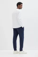 Pantalón de jogging azul marino de felpa liviana con interior cepillado suave, corte regular, cintura elástica con cordón, bolsillos laterales y puños acanalados.