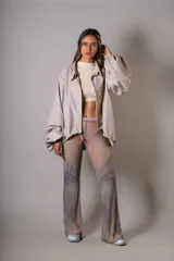 Pantalón de microtul estampado con tiro medio/bajo, corte acampanado y transparencias.