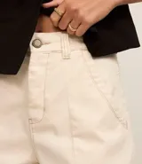 Short color crema de cintura alta en sarga con bolsillos y costura aparente.