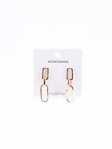 Aros colgantes dorados con eslabones rectangulares.