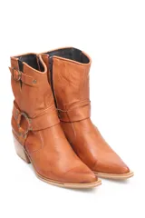 Botas texanas de medio caña con cierre lateral y detalles de hebillas, confeccionadas en cuero liso.